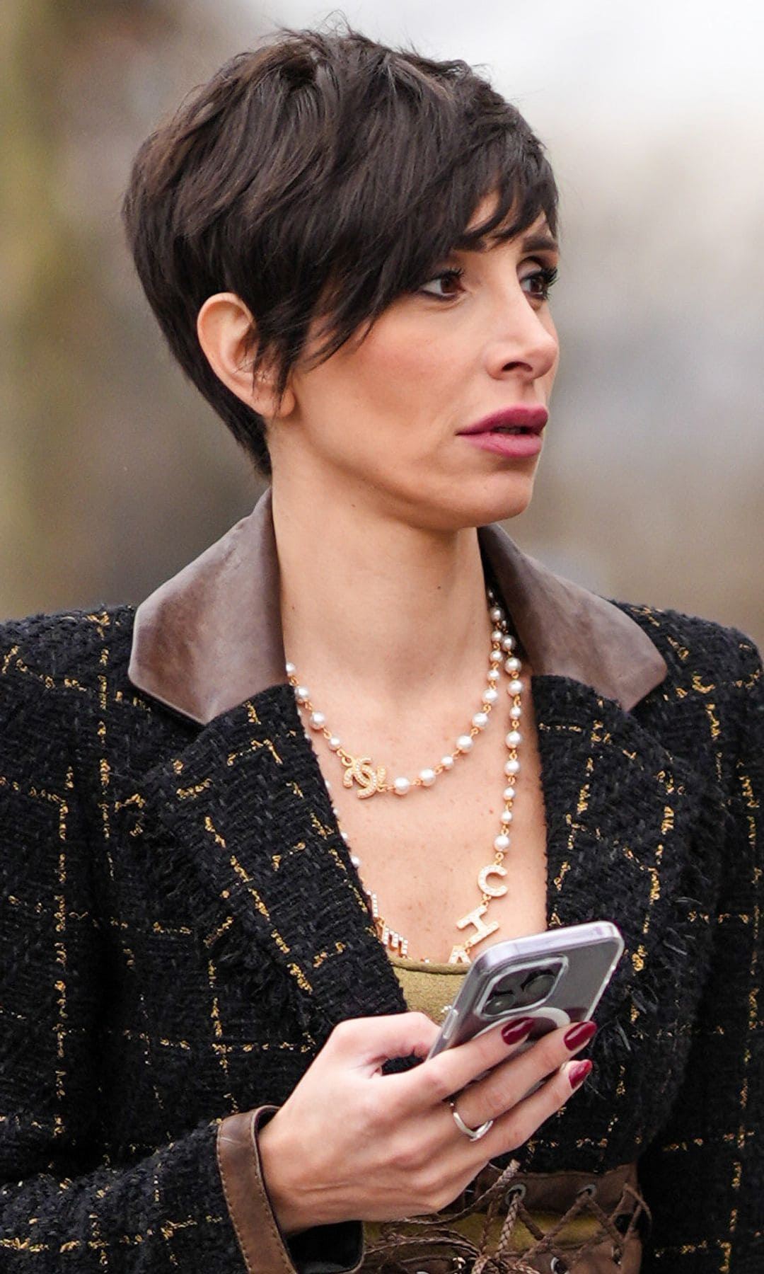  Mujer con cabello corto
