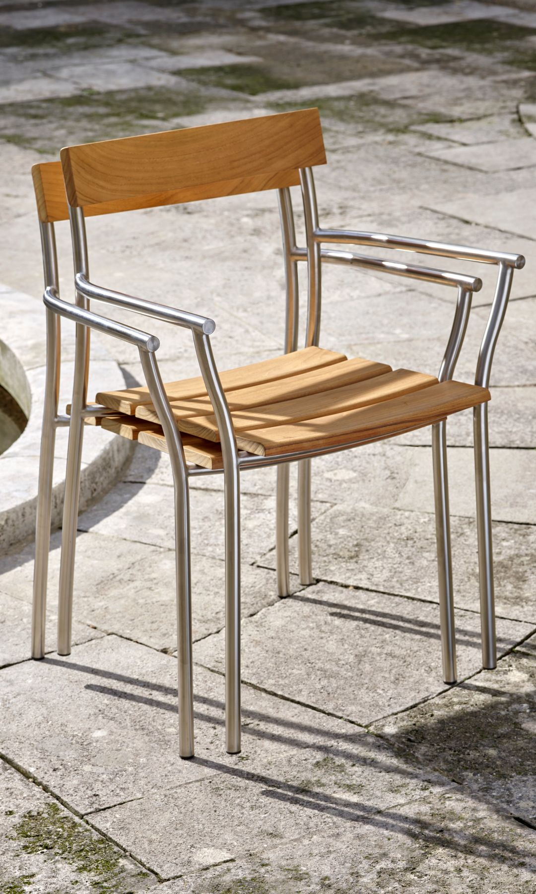 Silla de jardín apilable de madera y aluminio 
