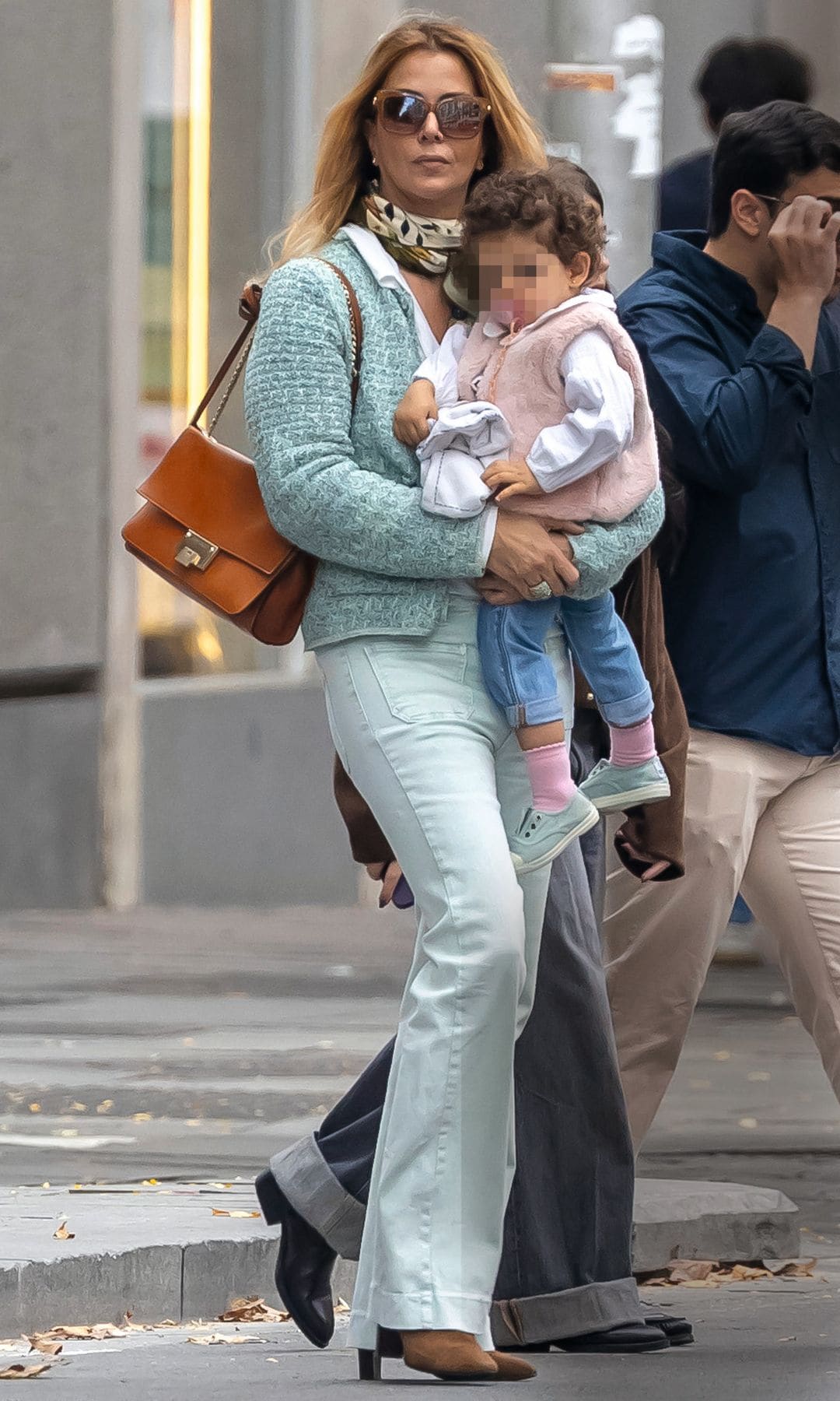 Sofía Mazagatos con su hija Amanda en brazos