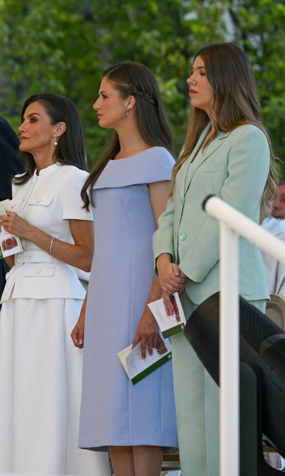 La infanta Sofía recupera su 'uniforme' favorito y cumple con el protocolo del Vaticano con recuerdo a su abuela incluido