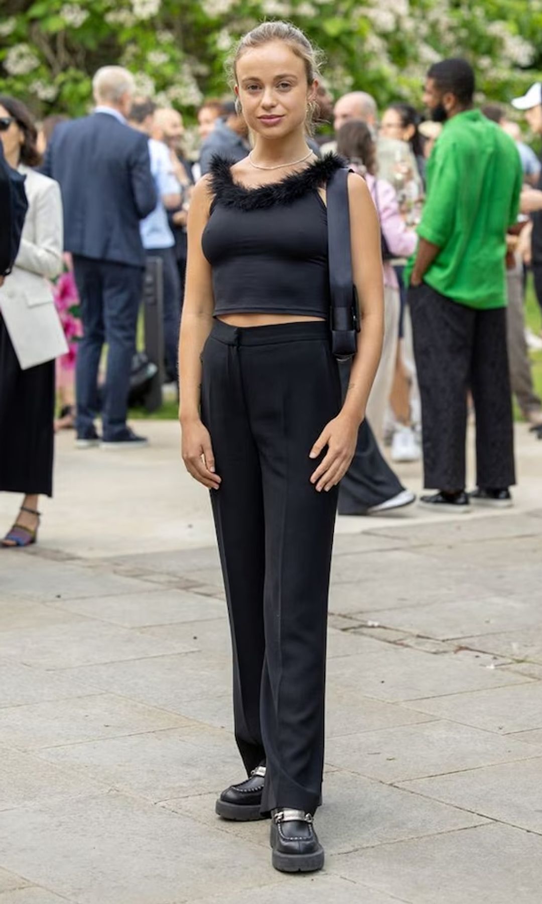 Amelia Windsor con pantalón de traje negro y mocasines