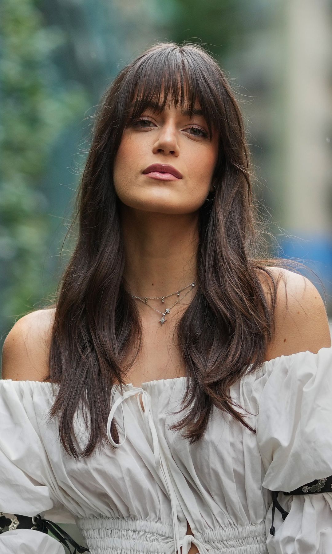  Mujer con cabello castaño y flequillo