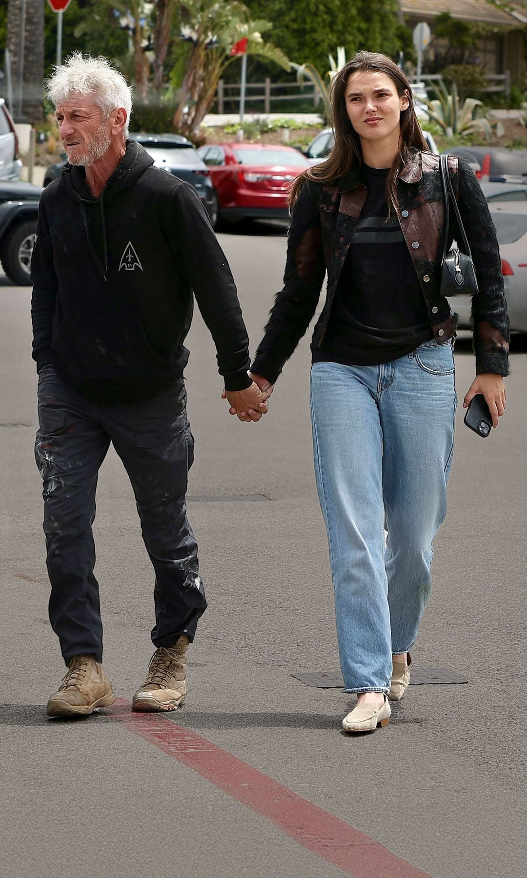 Sean Penn y Valeria Nicov pasean de la mano por Malibú