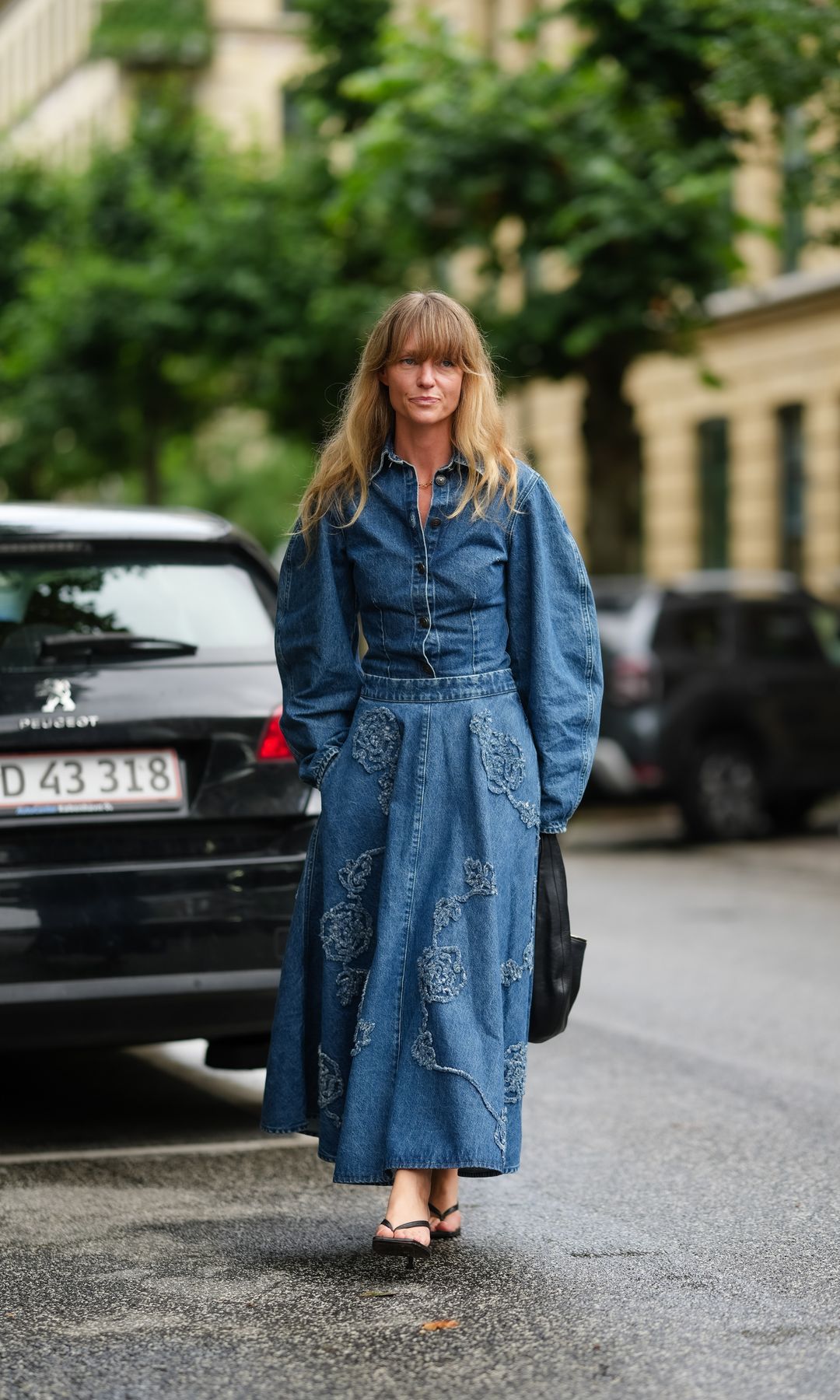 Look con denim oscuro