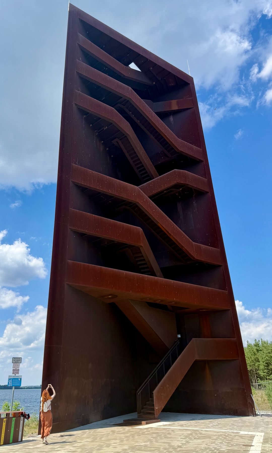 La torre mirador "Clavo Oxidado", construida con acero corten, lagos de Lusacia, Alemania.
