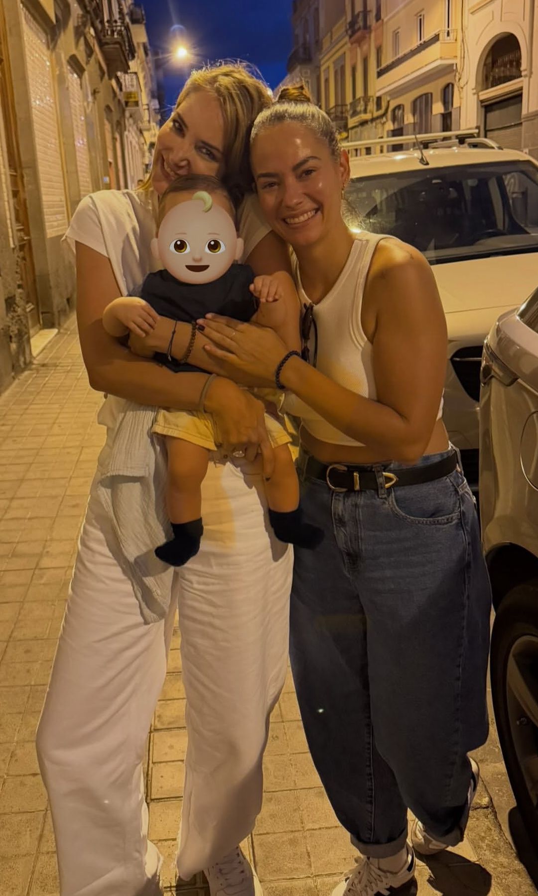 Alba Carrillo con su prima Almudena y el pequeño Tristán