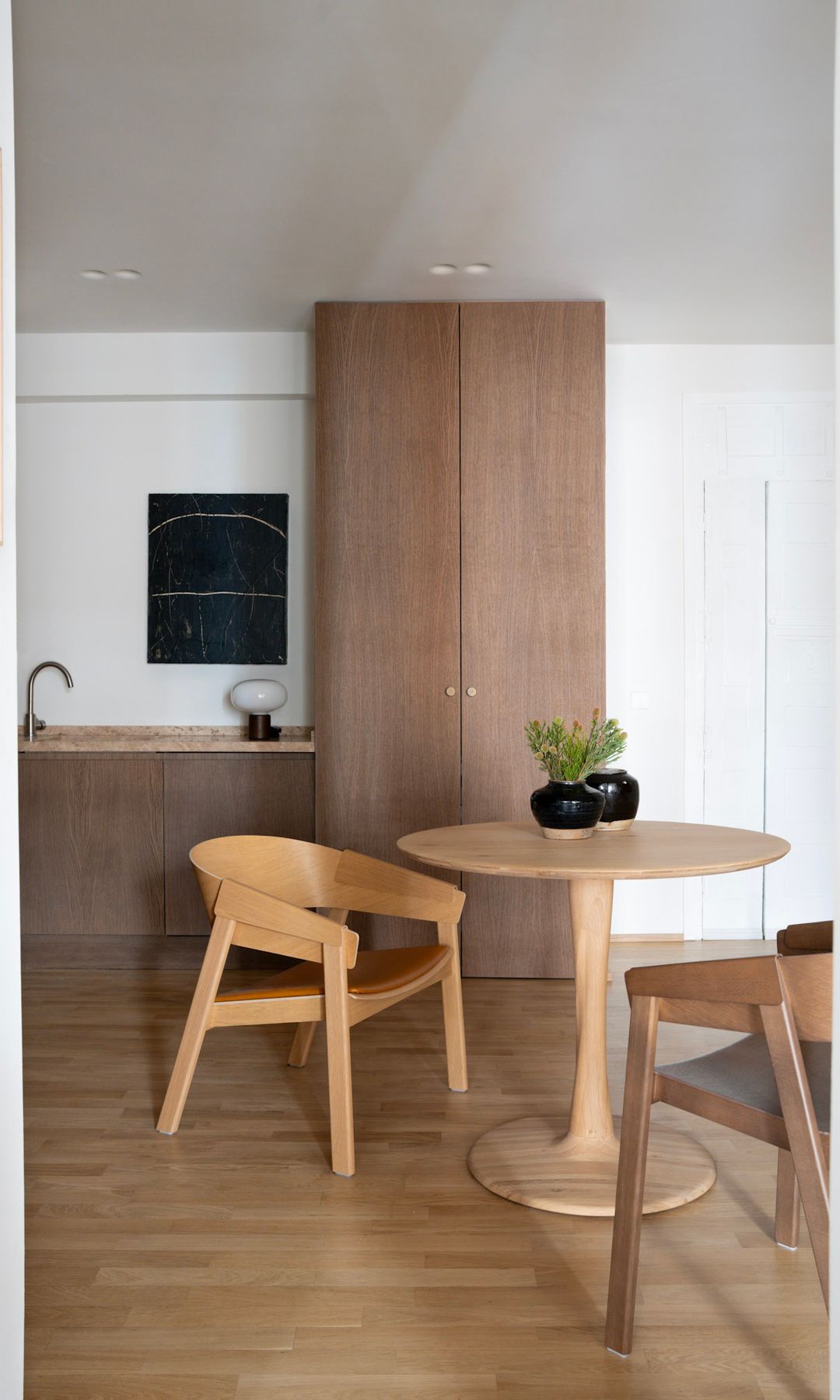 Comedor pequeño en un proyecto de De la Villa Studio