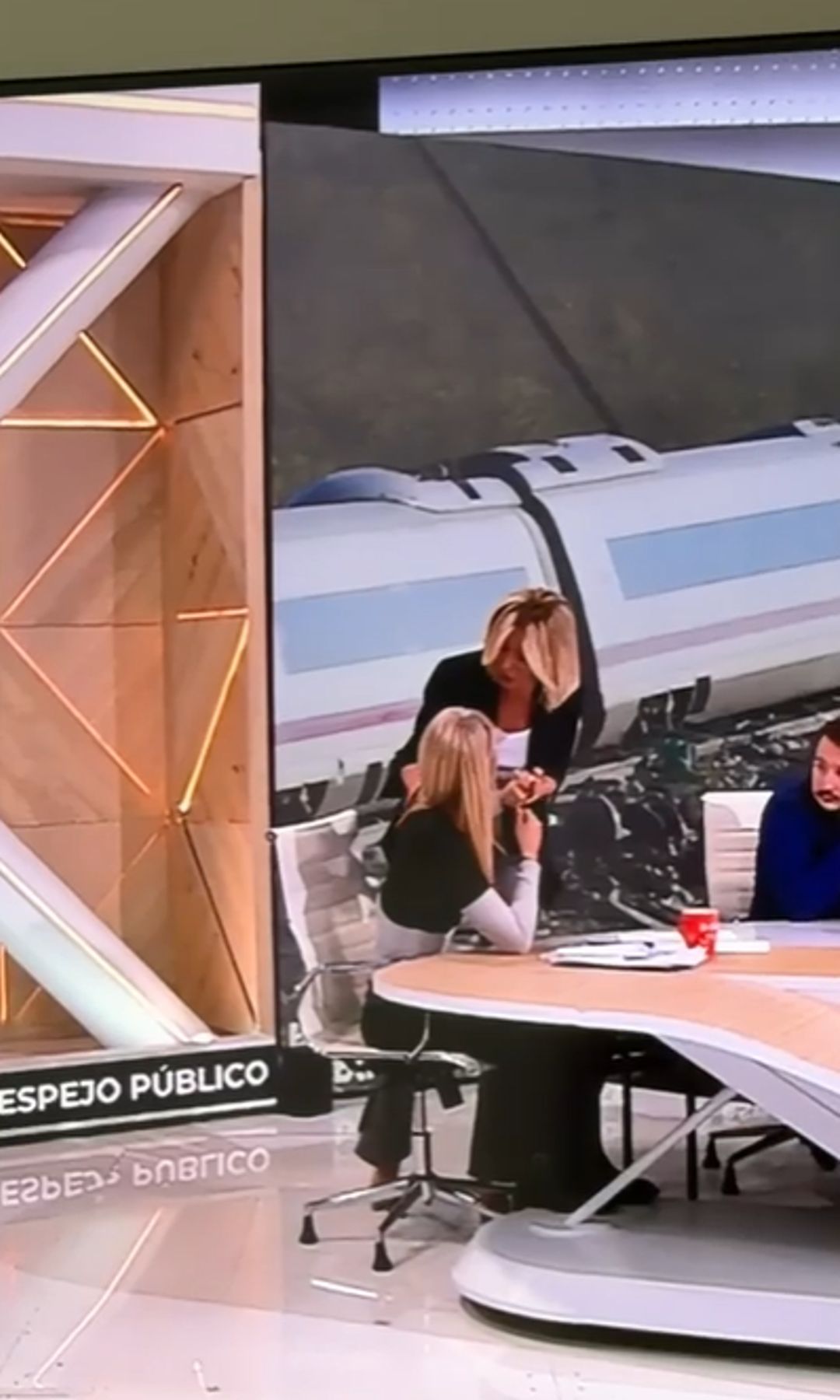 Susanna Griso se ha acercado a consolar a Afra Blanco al verla visiblemente emocionada durante el programa, sin saber que conocía personalmente a una de las víctimas