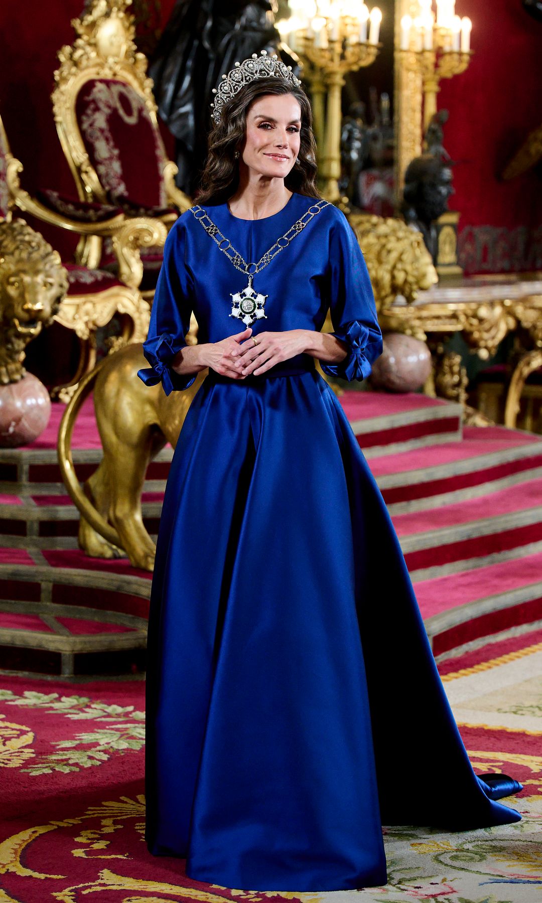 4 de noviembre de 2025 con un vestido de gala azul brillante