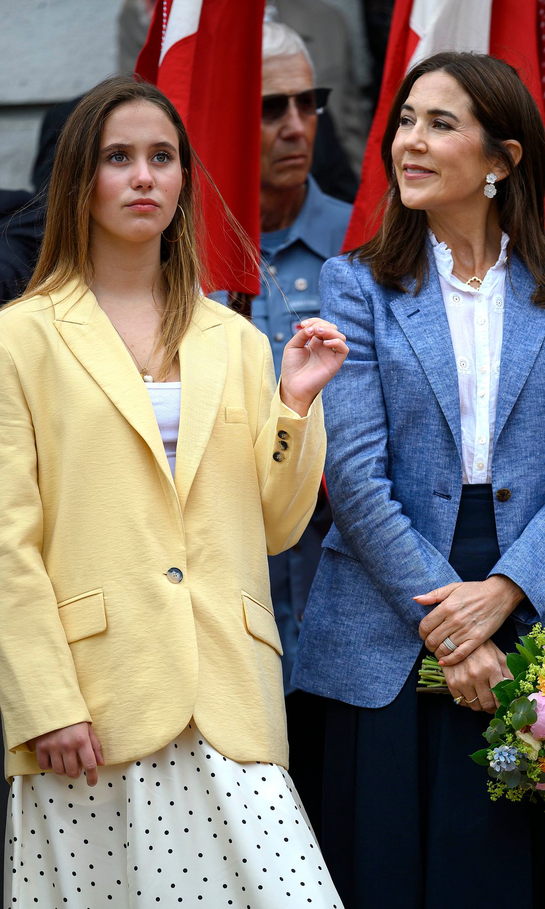 Mary de Dinamarca y la princesa Josephine (15) inauguran el verano danés con sus looks a juego: blazer a todo color, falda midi y bailarinas 'slingback'