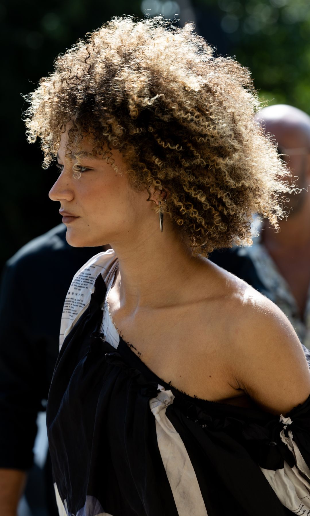  Mujer con cabello rizado 