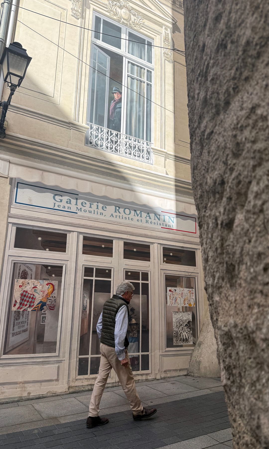Trampantojos en los edificios de la ciudad francesa de Beziers, Francia