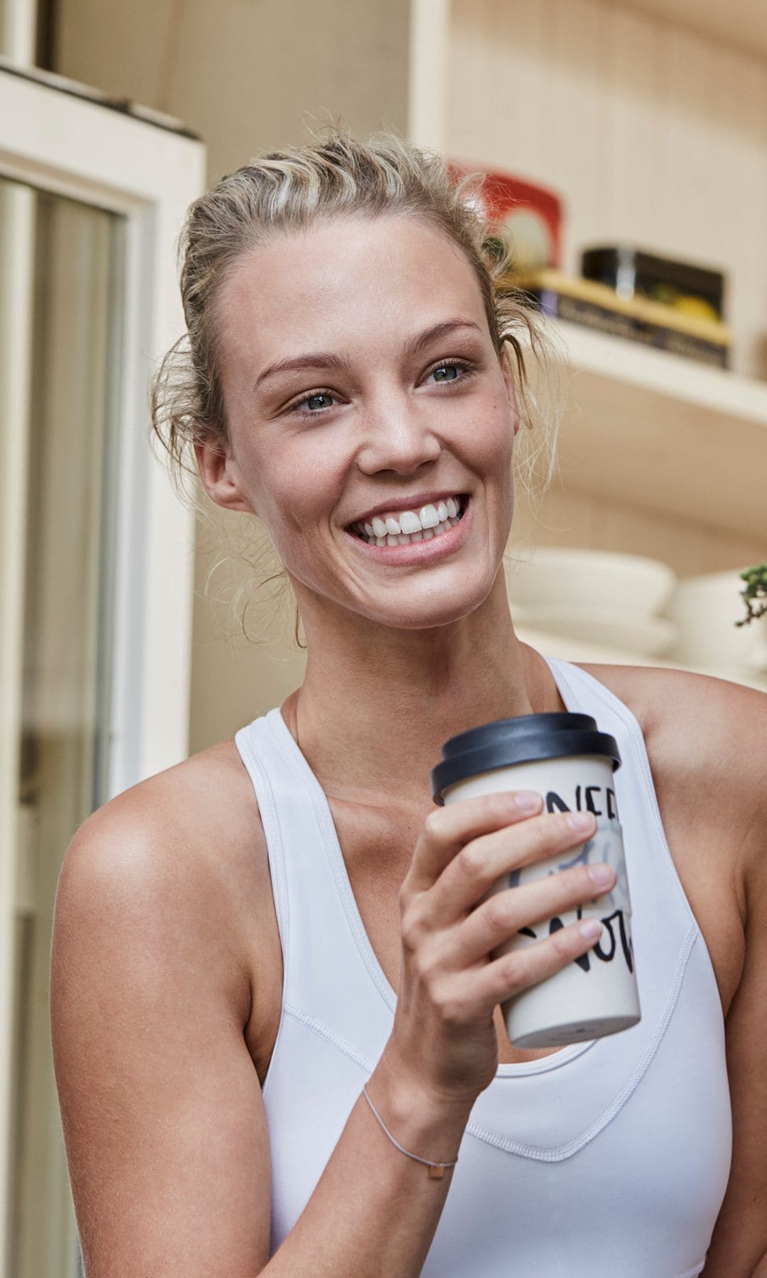 Una chica joven tomando café antes de entrenar