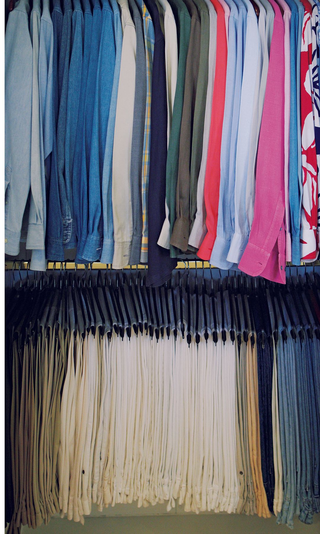 El guardarropas de Valentino. Impecablemente colocados los pantalones y las camisas