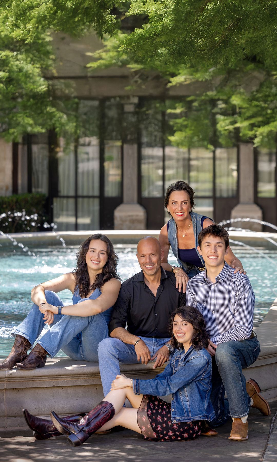 Raquel y J. K. Franko —cuyo verdadero nombre es Raúl Calvoz—, junto a sus tres hijos, Pilar, Coco y Santiago, posan ante la piscina, en la parte de atrás de la casa
