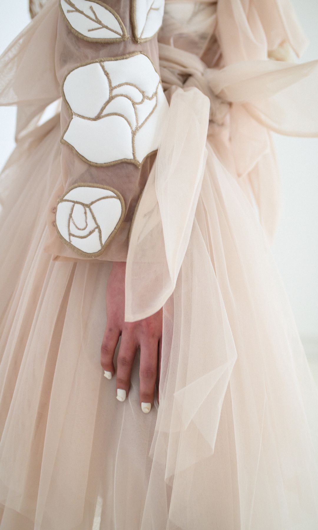 Las uñas en tonalidades blancas son femeninas y elegantes. 