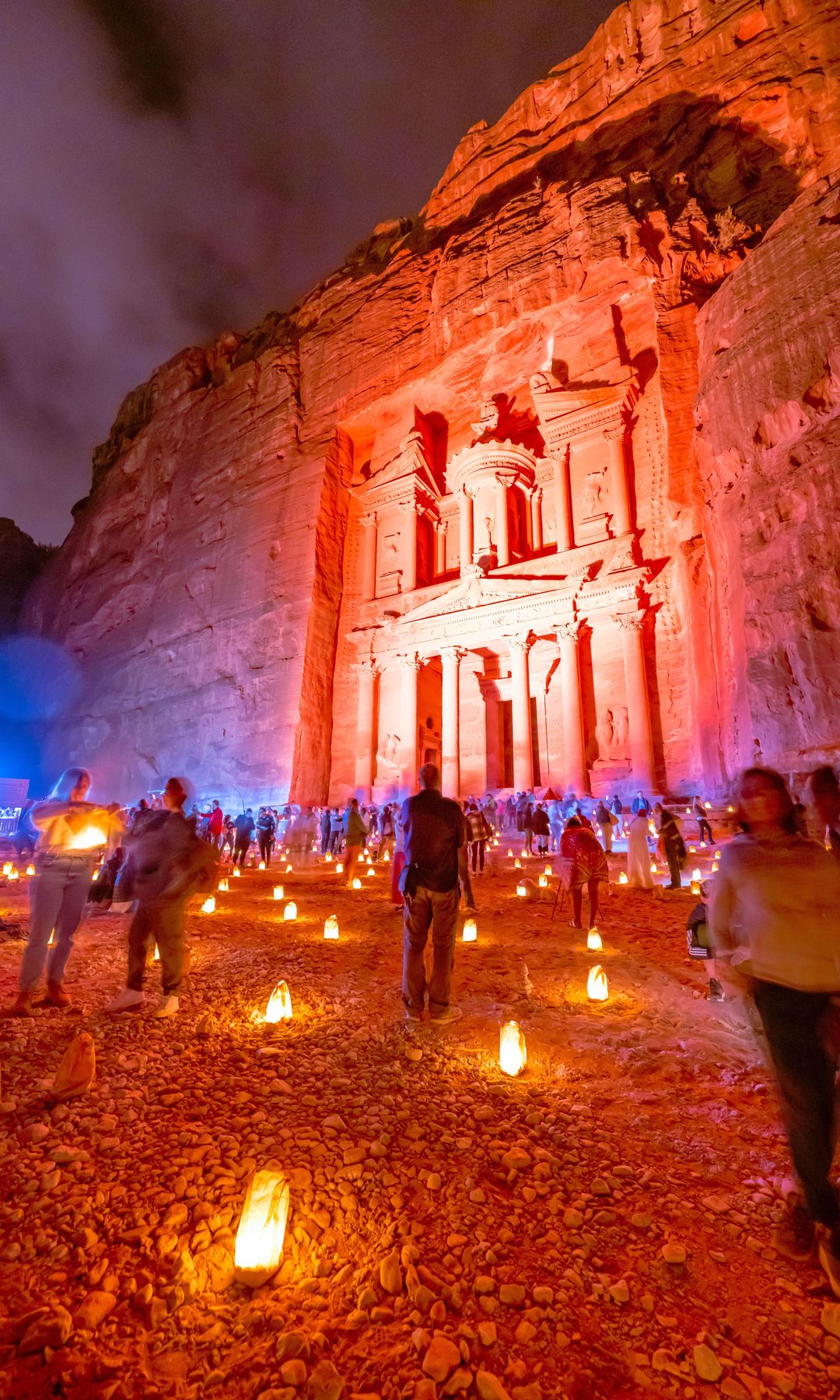Concierto de velas en la fachada del Tesoro de Petra