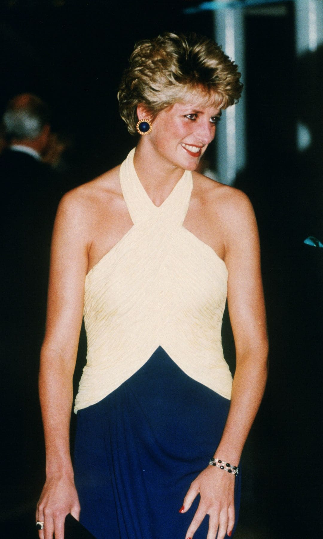 Diana, Princesa de Gales, asistiendo a la premiere de 'Far and Away', con un vestido diseñado por Catherine Walker 