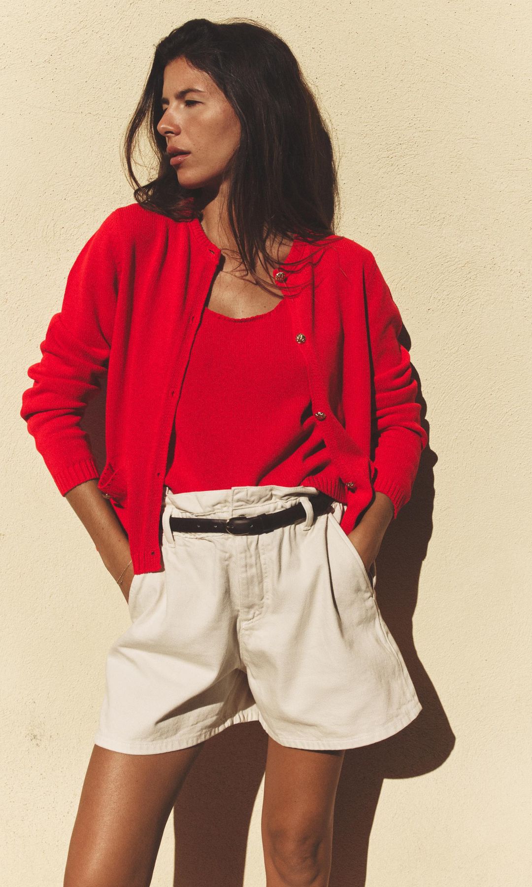 Look de Zara con chaqueta de punto y bermudas