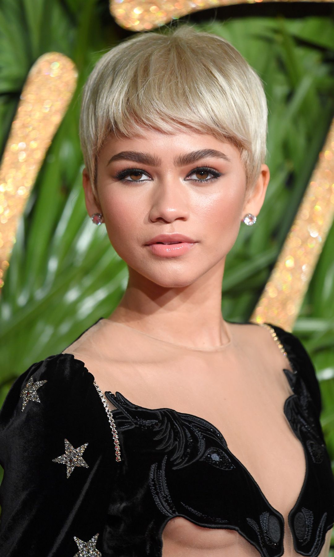 Zendaya llevando un pixie cut en 2017
