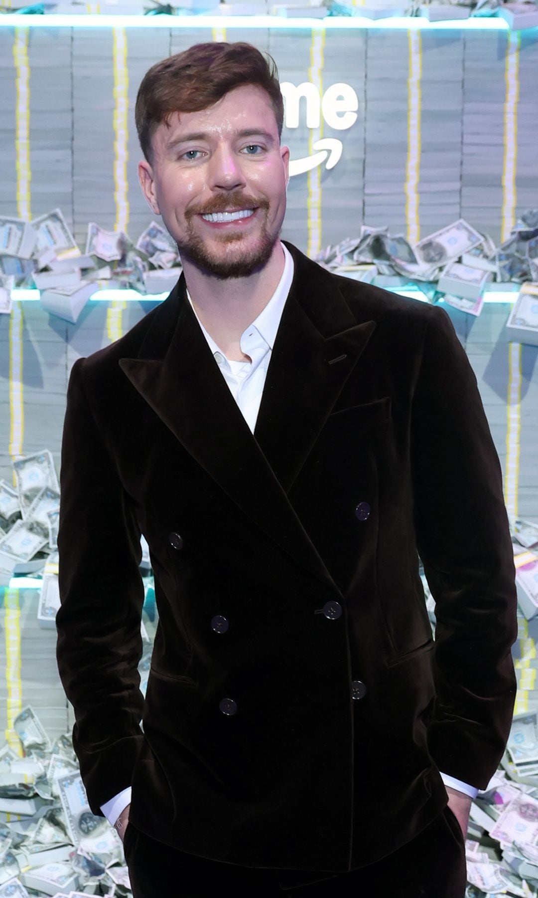 MrBeast sonriendo frente a un letrero de $5,000,000 en Beast Games.