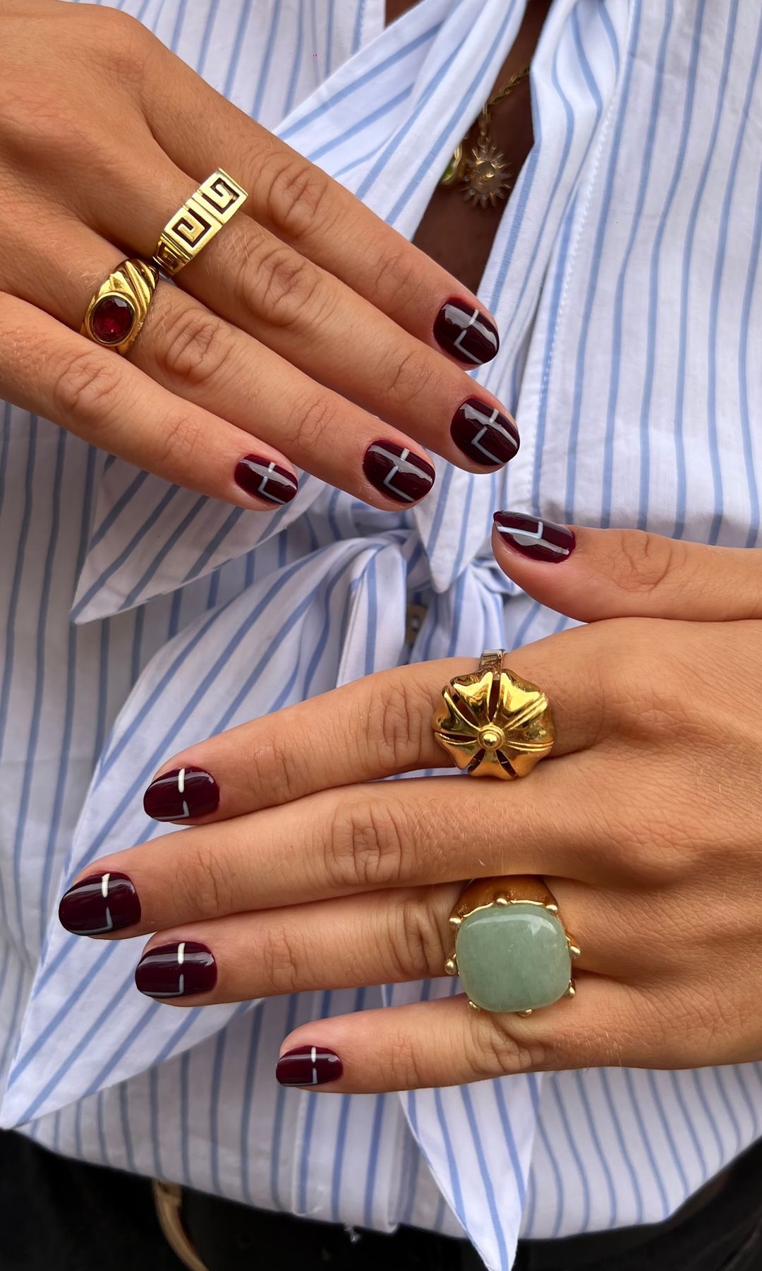 Manicura en tono oscuro con línea minimalista