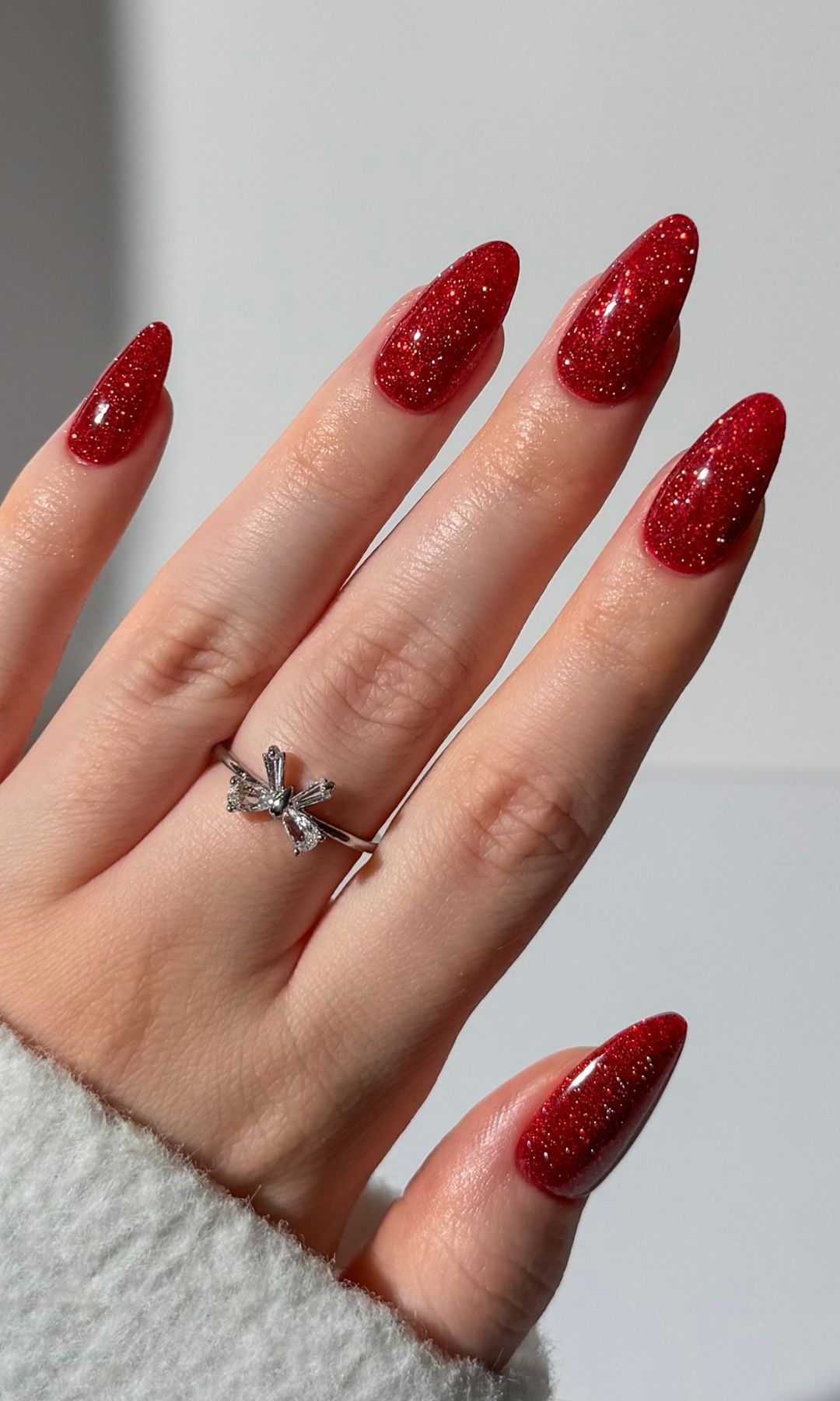 Manicura roja con brillo