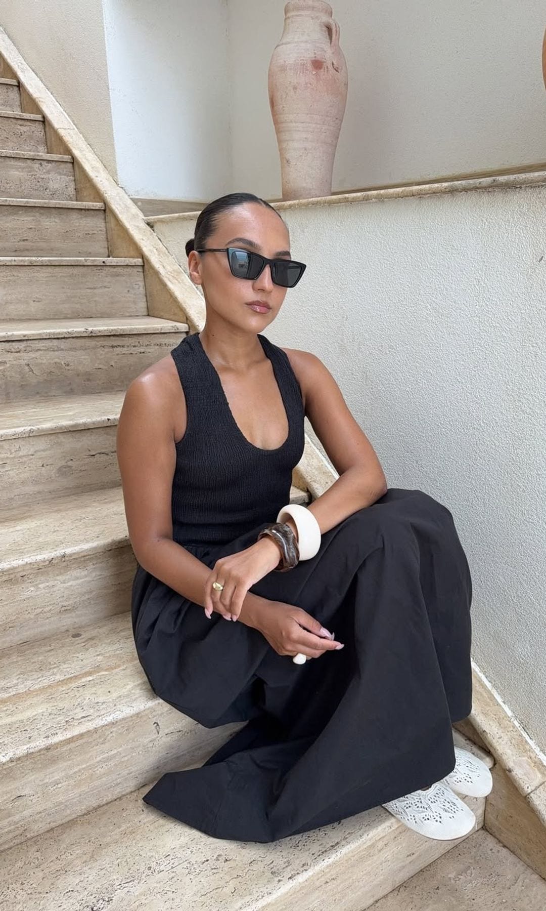 vestido negro y brazaletes