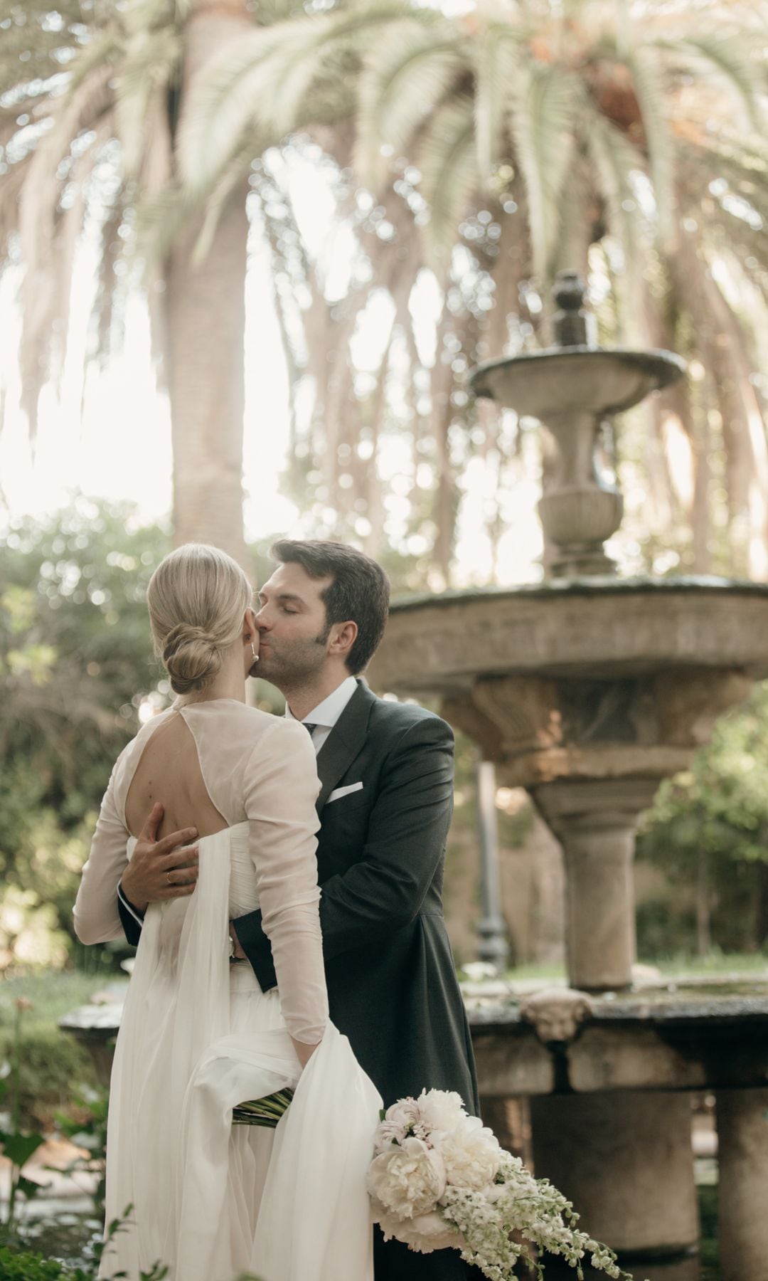 Vestido de novia con capa