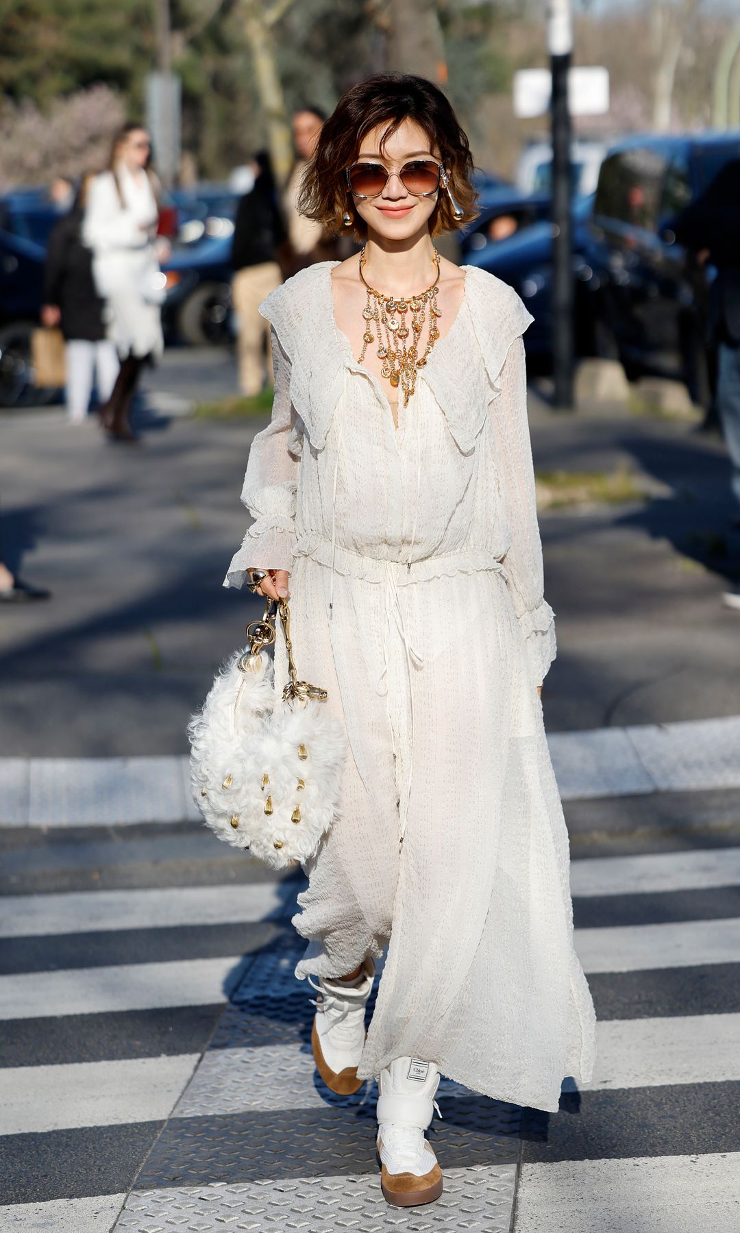 vestido blanco con volantes