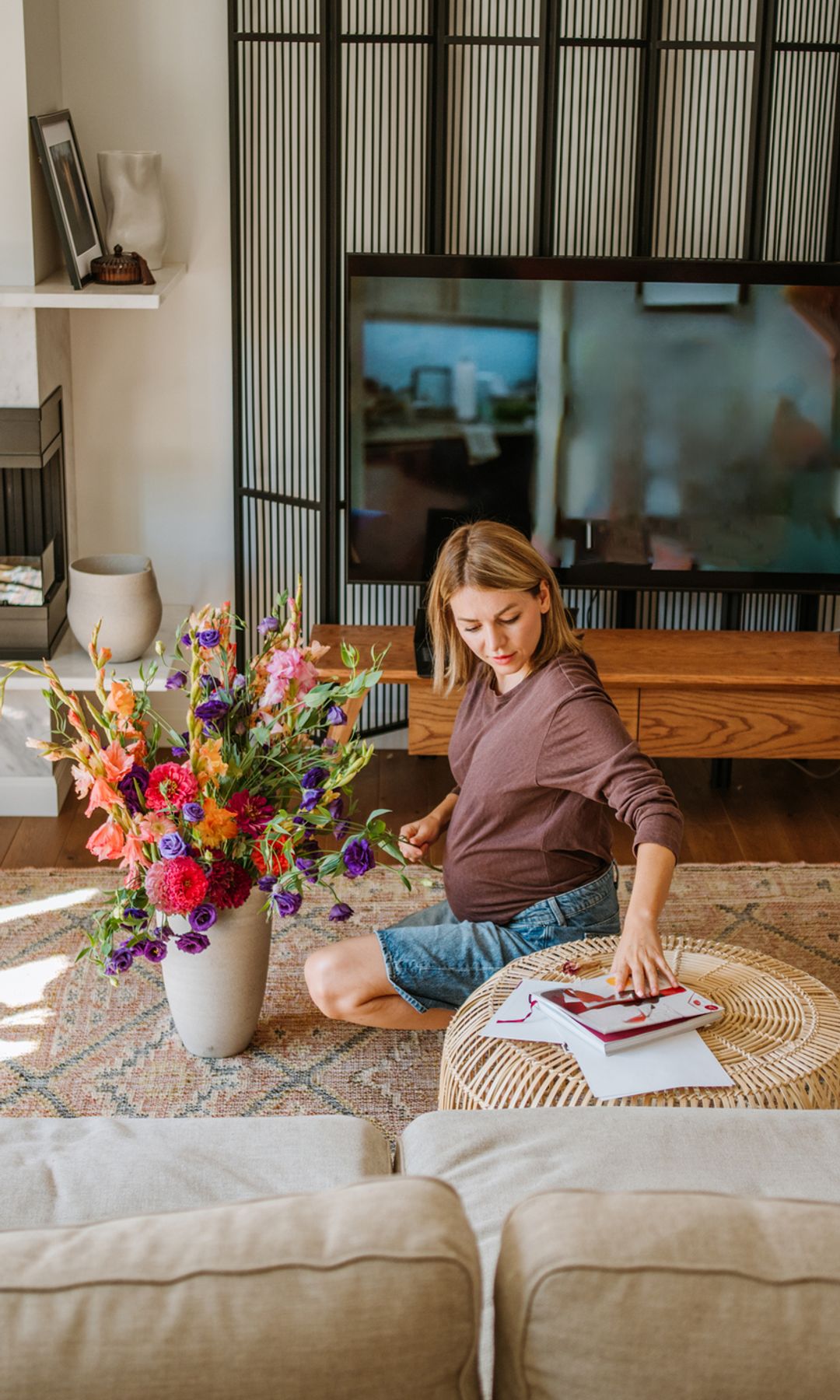 Mujer haciendo arreglos florales