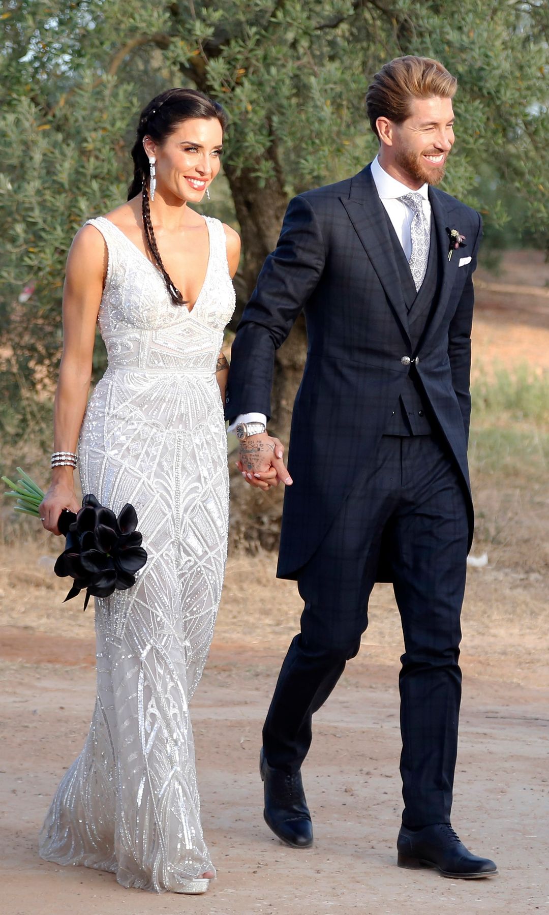 Pilar Rubio, con un ramo de calas negras, en su boda con Sergio Ramos