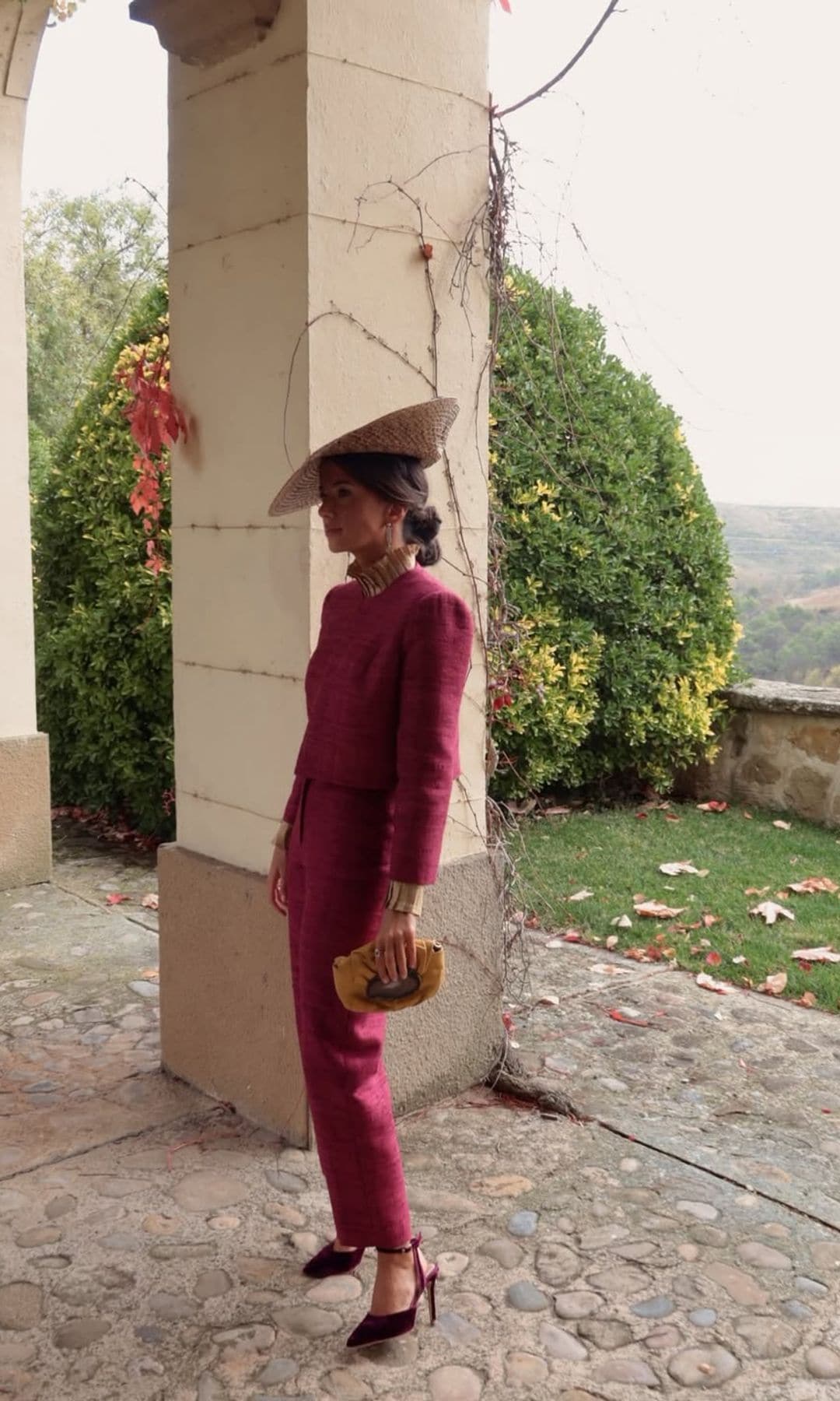 Look invitada de invierno con pantalón