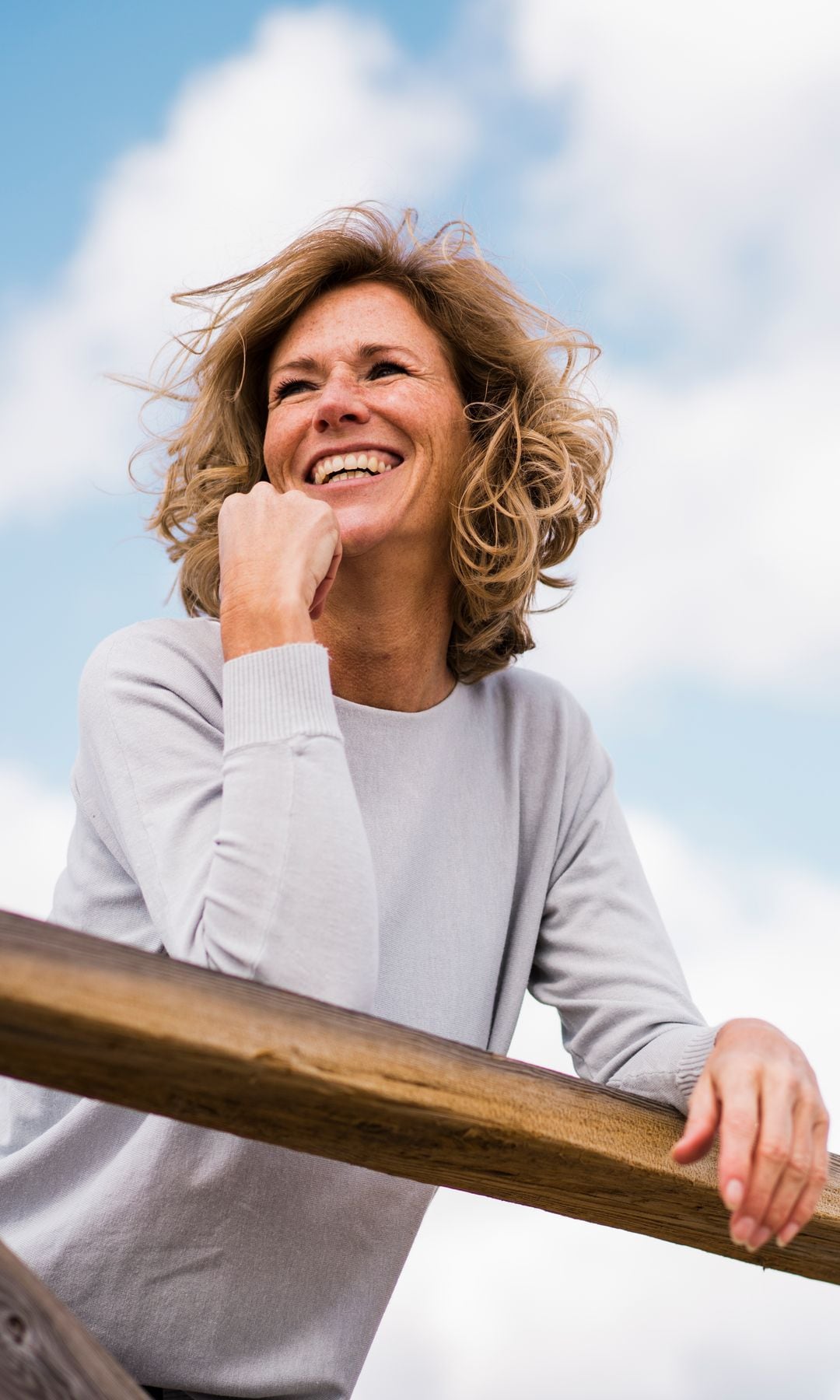 Una mujer relajada mirando al horizonte