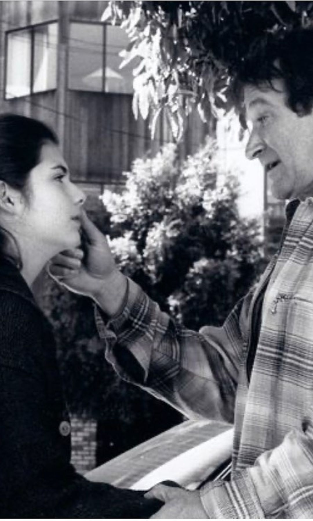 Robin Williams y Lisa Jakub durante el rodaje de 'Señora Doubtfire', una relación que traspasó la pantalla y dejó una historia real difícil de olvidar