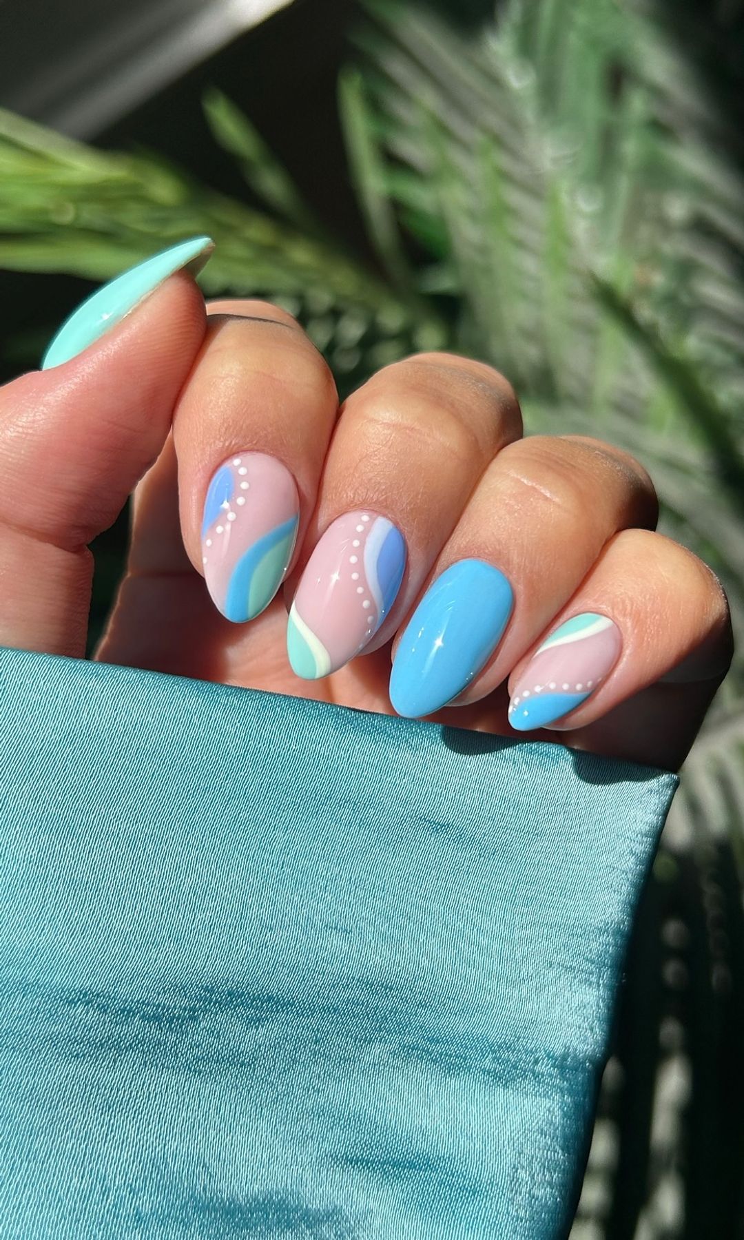 Manicura abstracta en tonos azules