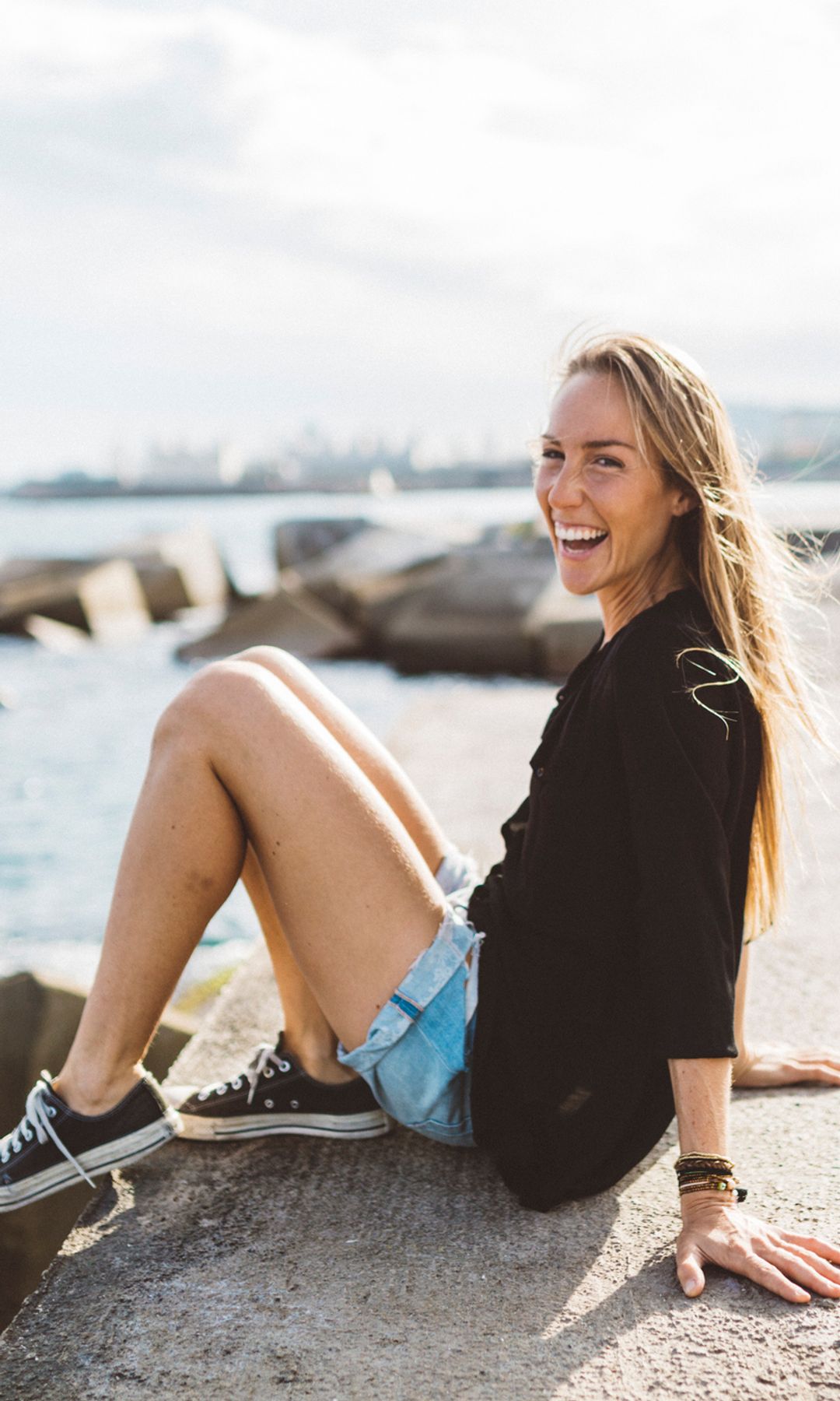 mujer feliz y sonriente en el muelle