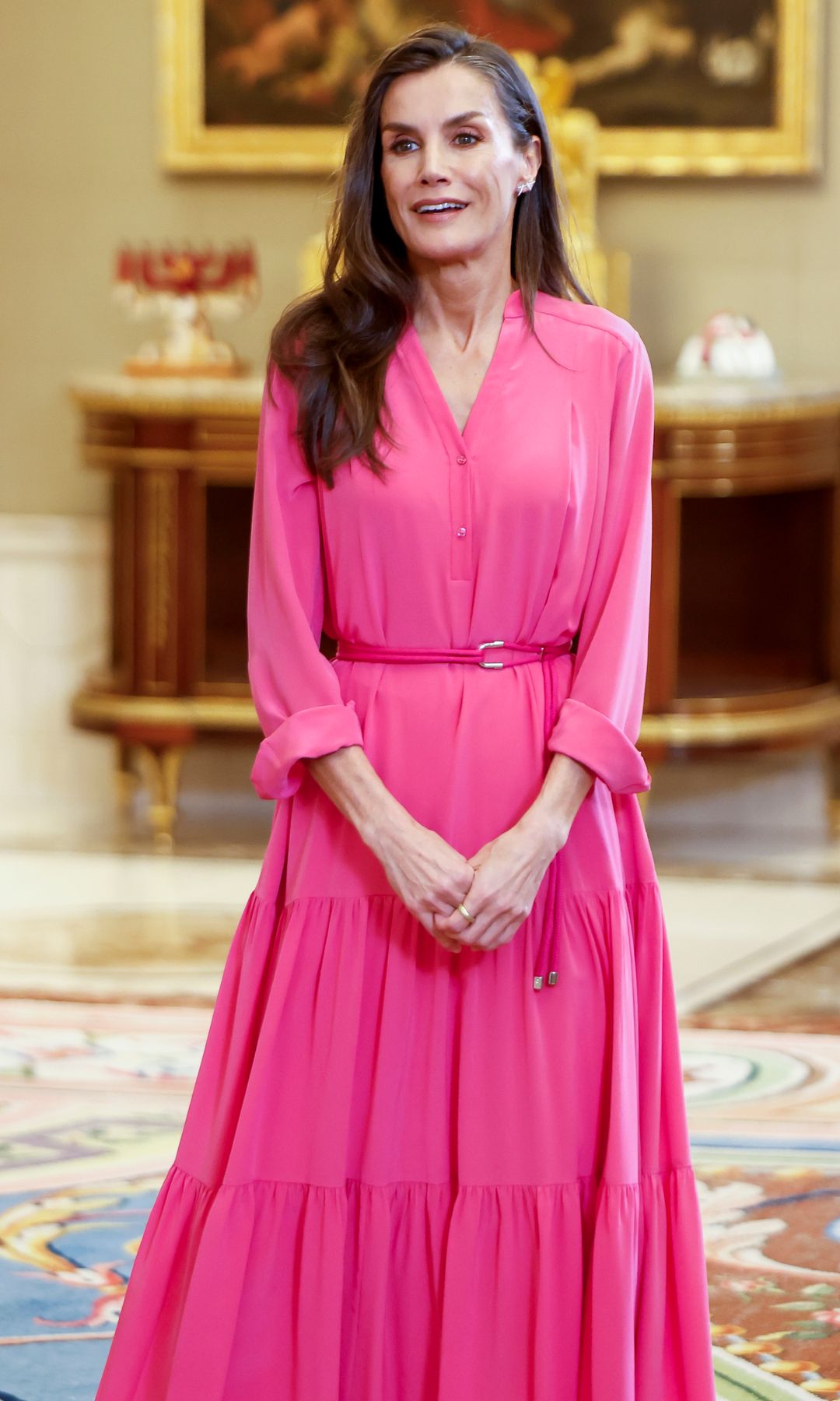 La reina Letizia, tras sus looks en blanco con el Papa, impacta con su vestido rosa 'oversize', perfecto para sus alpargatas españolas más llamativas