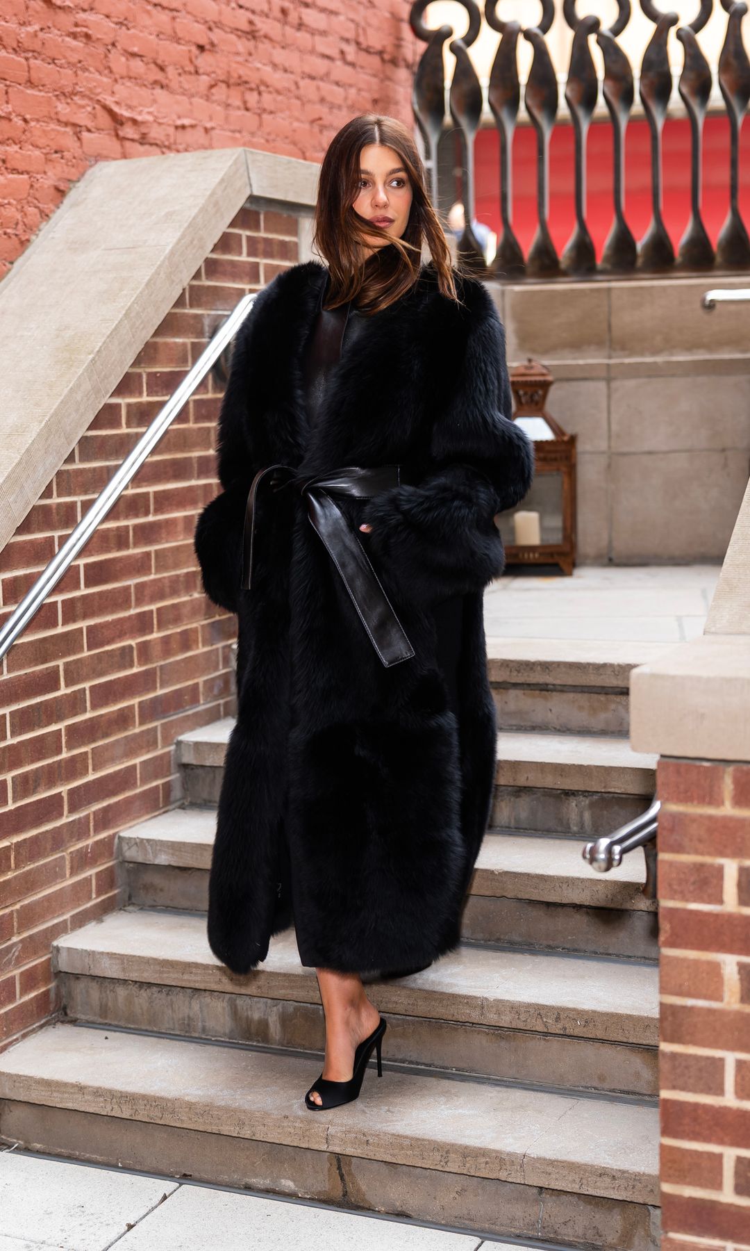 Camila Morrone en un maxi abrigo negro