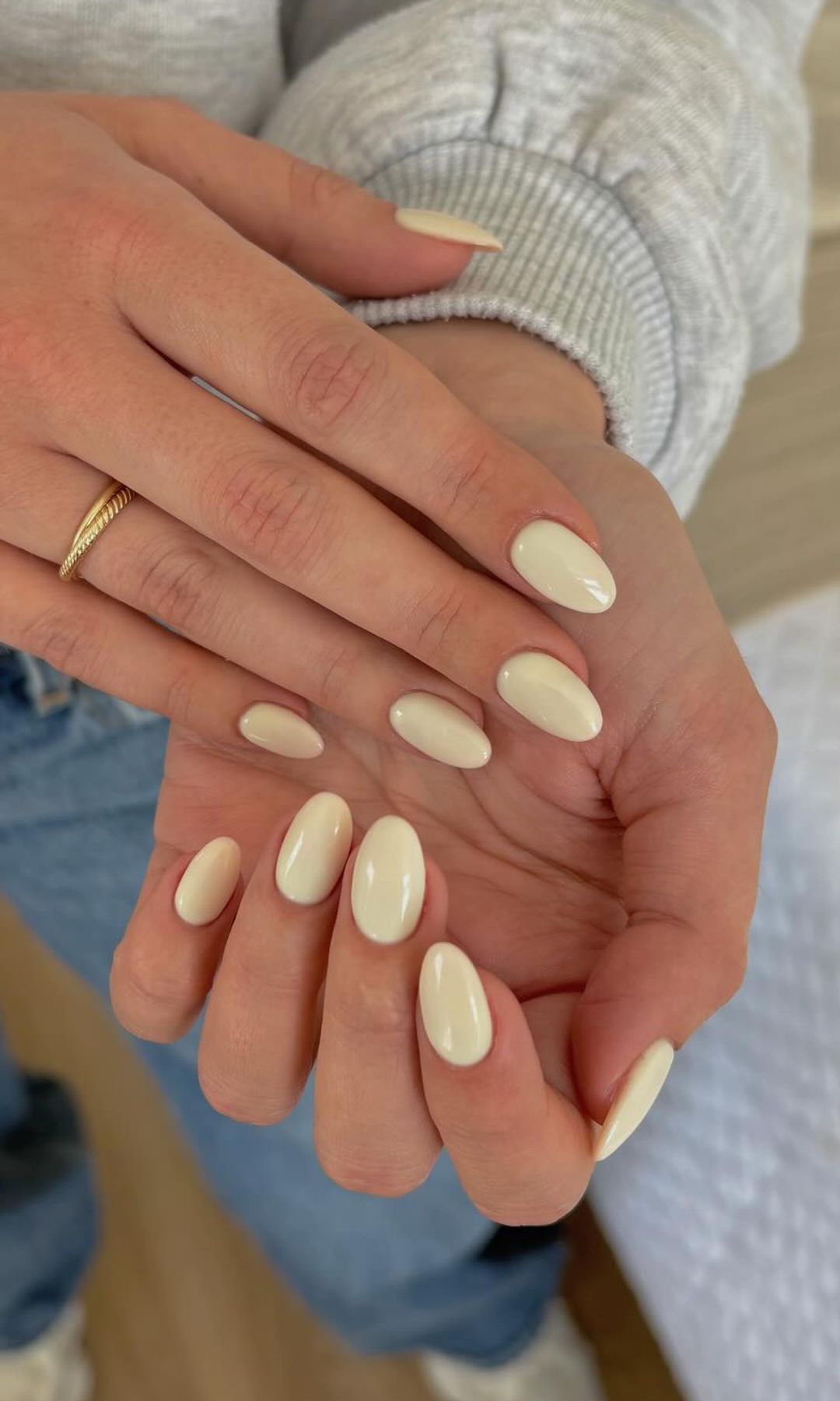 Manicura en amarillo mantequilla