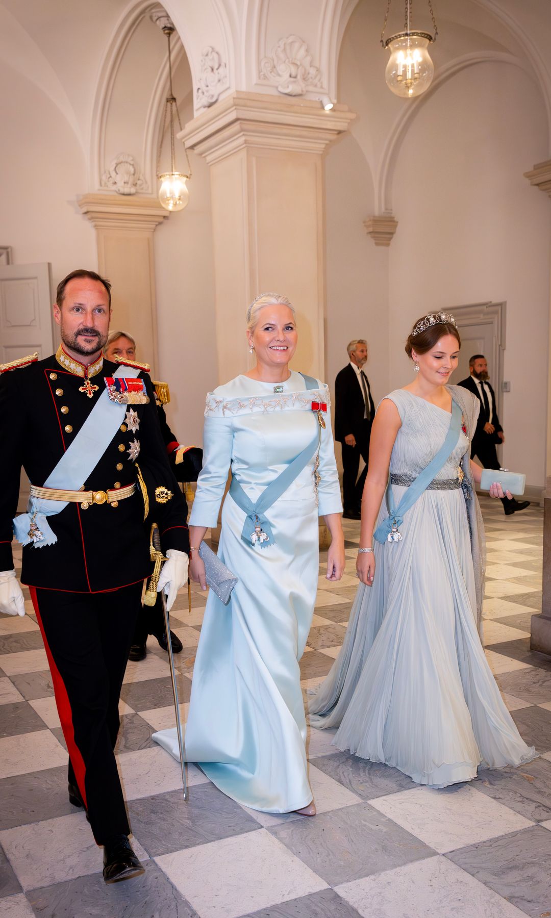 Haakon, Mette-Marit e Ingrid de Noruega en la fiesta del 18ª cumpleaños de Christian de Dinamarca