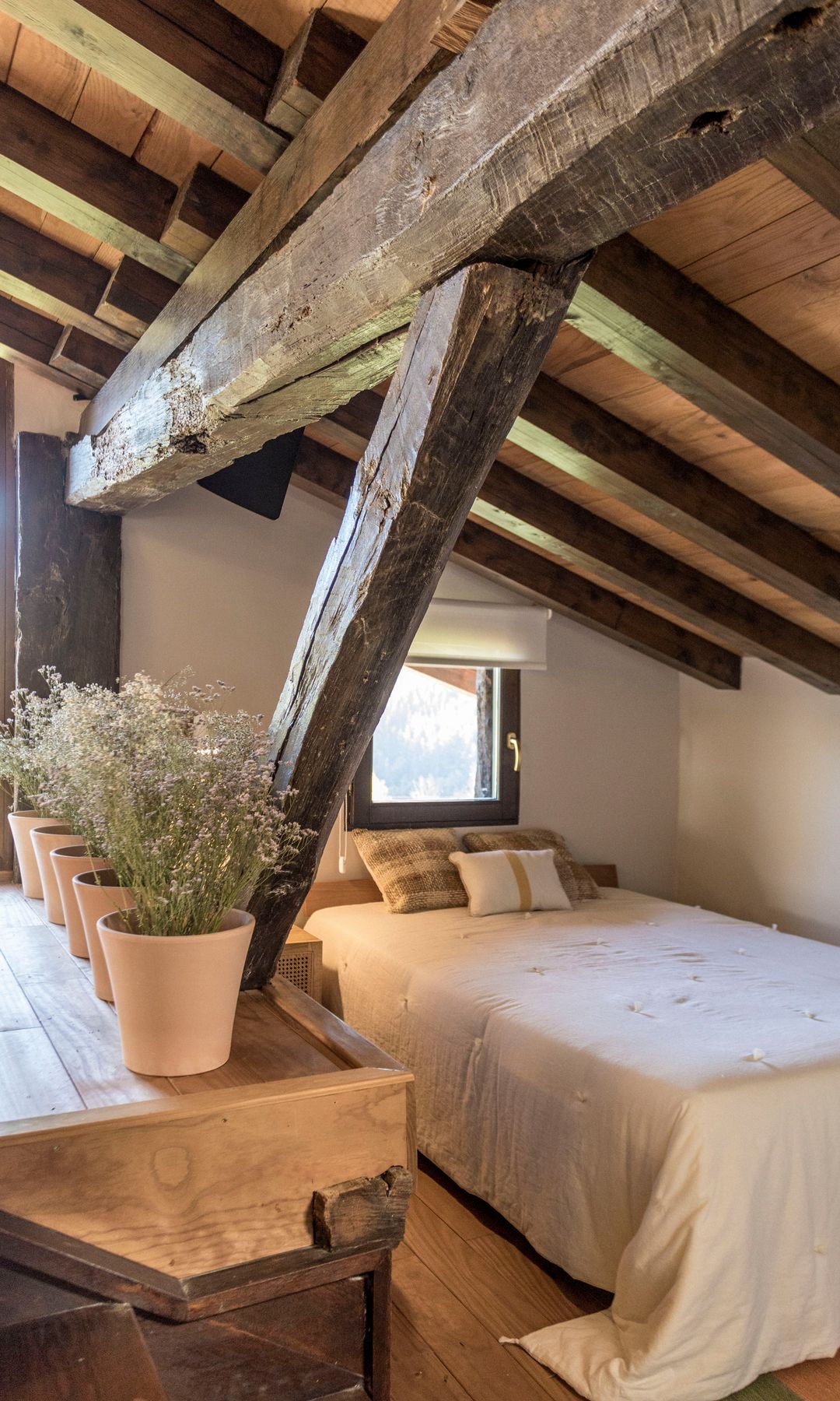 Cama en la buhardilla