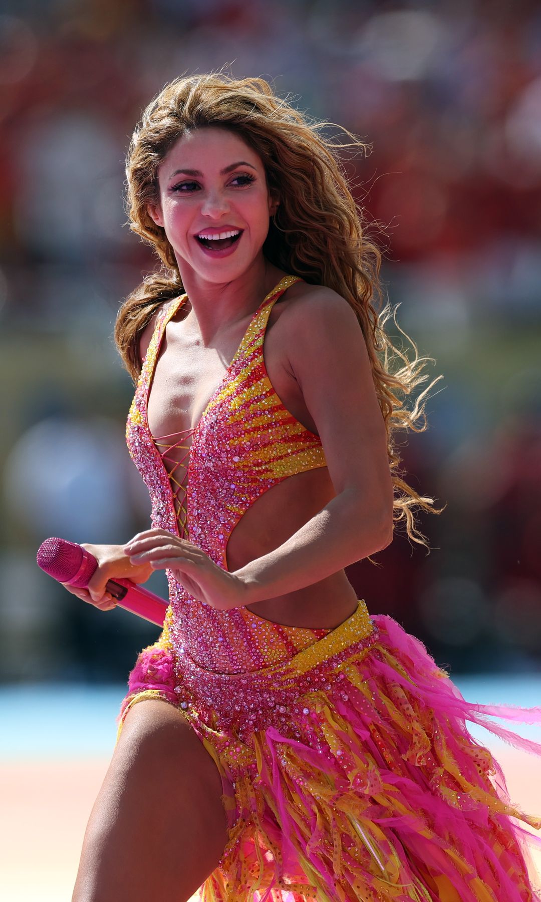 Shakira sorprende en Nueva Jersey con un look a medida: inspirado en los atardeceres, más de 200.000 cristales y 120 horas de trabajo