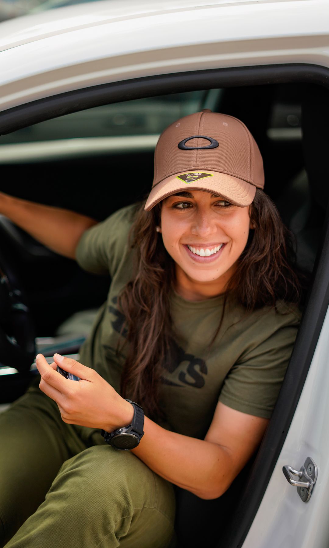 María Herrera, campeona mundial de motociclismo femenino, posa sonriente en su coche