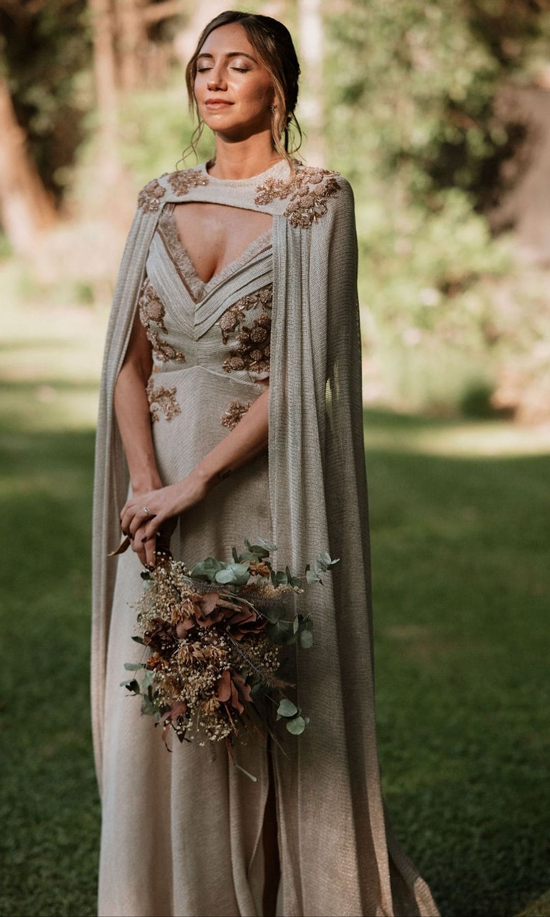 Novias con tocado dorado