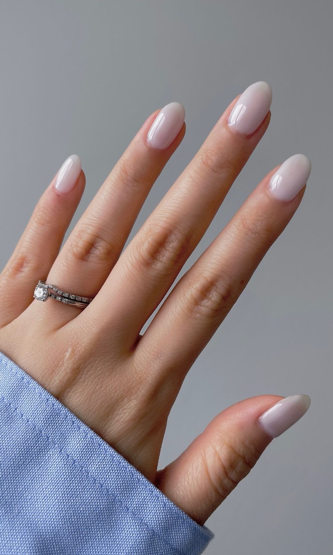 Manicura blanca traslúcida 