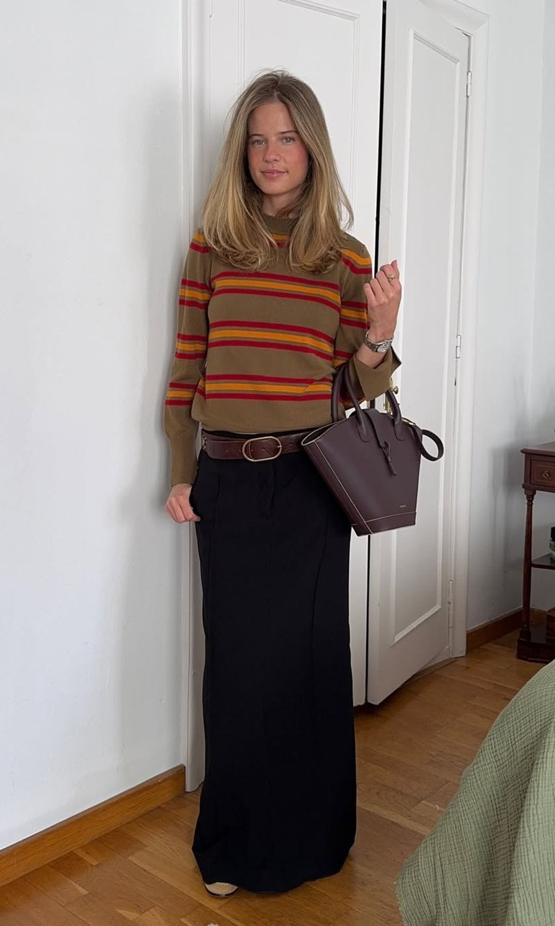 falda larga y jersey de rayas