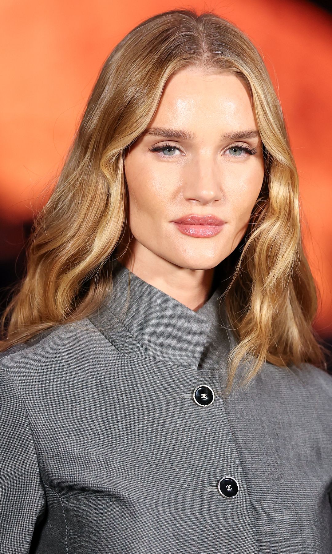 Rosie Huntington-Whiteley con chaqueta gris plomo de cuello subido en el desfile de Chanel 