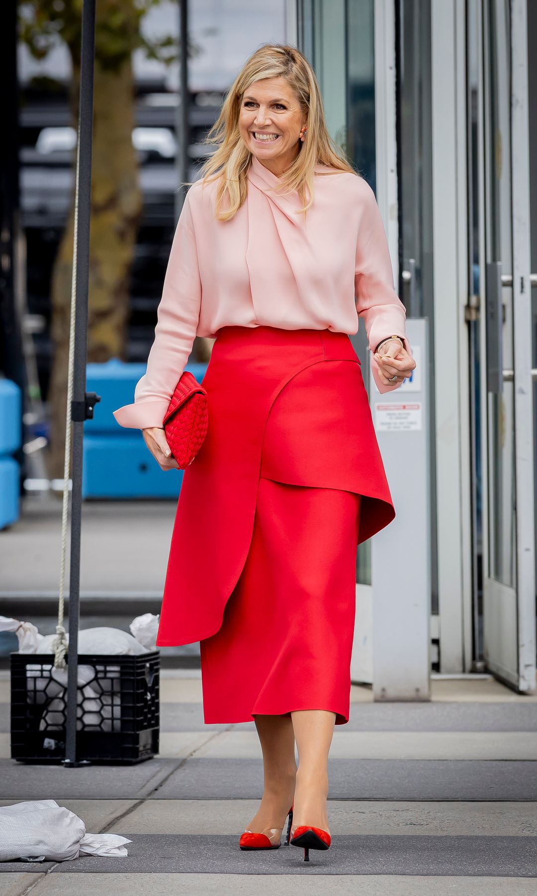 Máxima de Holanda combina un look rosa y rojo en Nueva York: "Dos tonos tan distintos como complementarios"