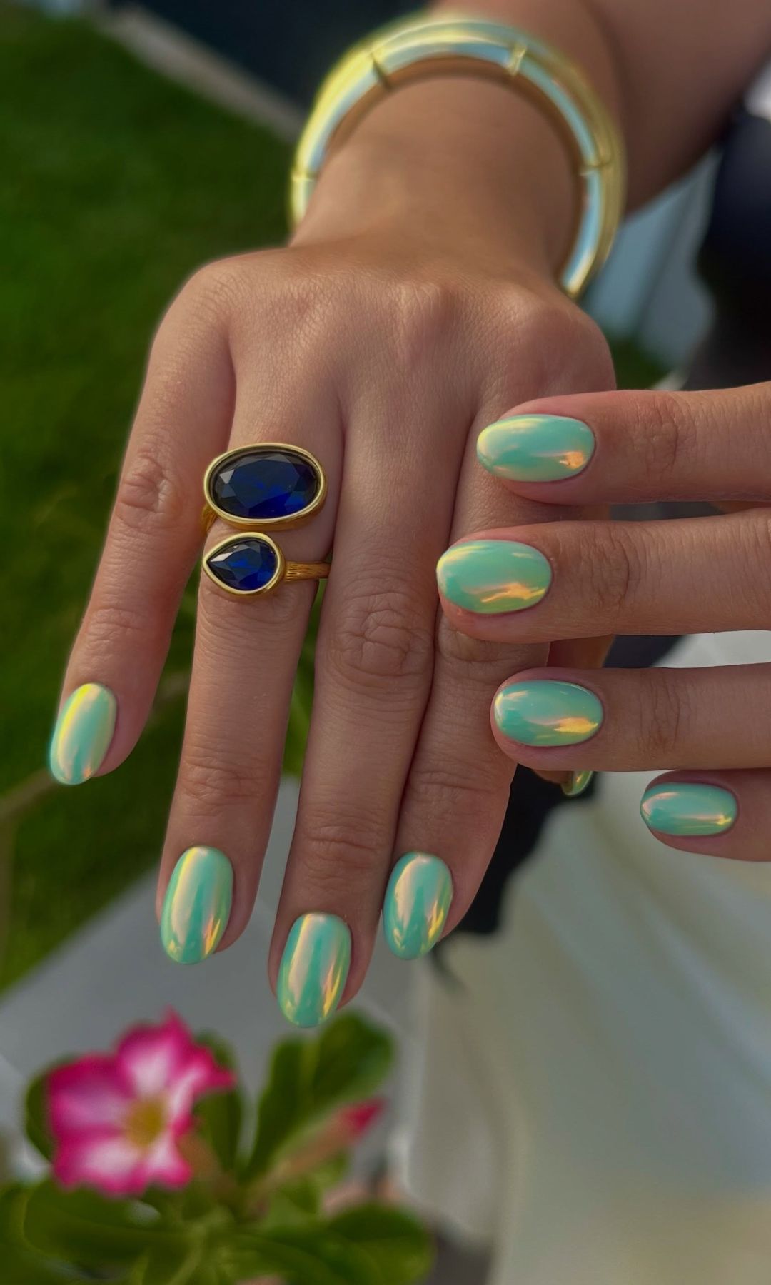 Manicura ovalada cromada en verde